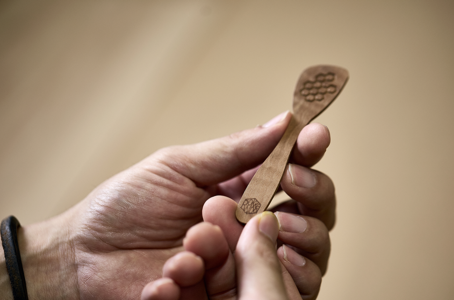 利府梨の木を活用したハニーディッパー